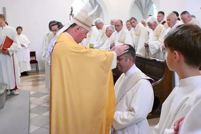 Bischof Manfred Scheuer spendet Ewald Nathanael Donhoffer durch Handauflegung das Sakrament der Priesterweihe. | Foto: Georg Radlmair