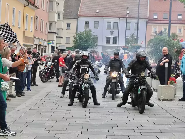 Mit Startnummer 1 geht hier Richard Weiß mit dem ältesten Motorrad, einer 1928 gebauten Puch 500 JAP, auf die erste Etappe der 25. Murtal Classic. Neben ihm, auf einer Puch 500 V aus dem Jahr 1934, Richard Eichberger.