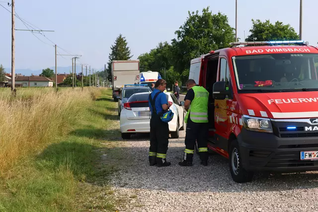 Weil der Fahrer vermutlich gesundheitliche Probleme hatte, kam er mit seinem Pkw von der Straße in Bad Wimsbach-Neydharting ab und geriet in den Gleisbereich der Lokalbahn. | Foto: laumat.at