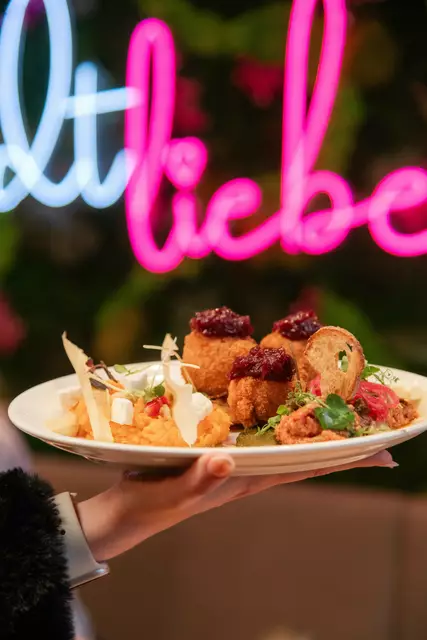 Vorspeisenvariation mit Beef Tartar, Käsespätzlekroketten und Smashed Sweet Potato. | Foto: Vorstadtliebe