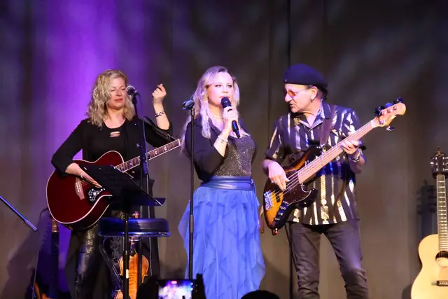 Schauspielerin Katharina Strasser gastierte mit Band in Wals.