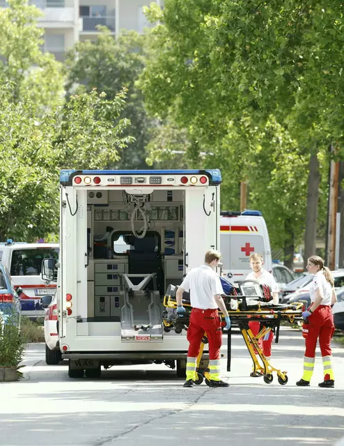 Rettungsfkräfte vor der Schule im Einsatz. | Foto:  ERWIN SCHERIAU / APA / picturedesk.com