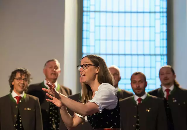 Chorleiterin Katrin Winkler dirigiert die Sängerrunde Zlan mit Herz und Präzision | Foto: Olga Bereslavskaya