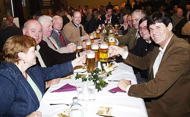  Kapsreiter Bockbieranstich 2005: Vorne links, der unvergessliche Altbürgermeister Ferry Gstöttner mit Bürgermeister Ing. Franz Angerer, Dechant Stadtpfarrer Mag. Eduard Bachleitner. Hinten links Innenarchitekt Josef (Pepi) Grömmer aus St. Roman. | Foto: Franz Gruber