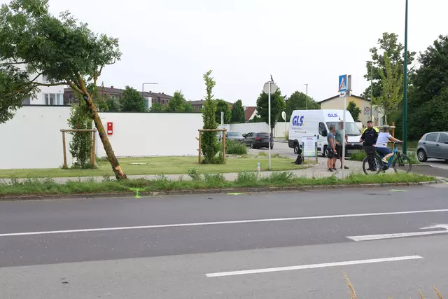 Roter Suzuki kracht nach Crash mit einem anderen Pkw auf der Oberfeldstraße in Wels-Vogelweide gegen einen Baum. | Foto: laumat.at