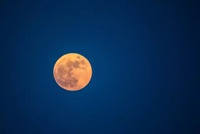 Der Erdbeermond kann auch orange werden, wie ein Foto aus Ägypten aus dem Jahr 2021 zeigt. | Foto: KHALED DESOUKI / AFP / picturedesk.com