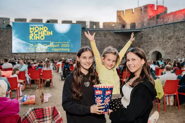 Das Mondscheinkino in Eggenburg bringt auch 2025 wieder Kinofans unter freiem Himmel zusammen – eingerahmt von der historischen Stadtmauer wird jeder Filmabend zum besonderen Erlebnis. | Foto: Martin Mathes