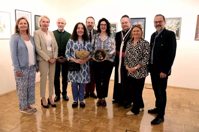 GR Anette Haas, GR Susanne Eistert, Michael Fuchs, Cornelia Hagen-Fuchs, Clemens Maria Fuchs, Leni Fuchs, Propst Anton Höslinger, Vizebürgermeisterin Maria Theresia Eder, GR Peter Loidolt. | Foto: Stadt Klosterneuburg/Edelmann