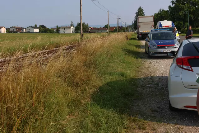 Weil der Fahrer vermutlich gesundheitliche Probleme hatte, kam er mit seinem Pkw von der Straße in Bad Wimsbach-Neydharting ab und geriet in den Gleisbereich der Lokalbahn. | Foto: laumat.at
