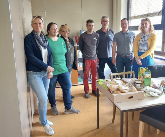 Die Gewinner des Gewinnspiels, das Raiffeisen Lagerhaus in Weitersfeld, durften sich über eine gemeinsame Jause für bis zu 15 Mitarbeitende freuen, geliefert vom Team der Beruflichen Integration direkt vor Ort. | Foto: CARITAS