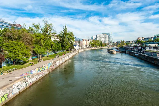 Das Ufer der Landstraße muss noch auf ein Gestaltungskonzept warten.  | Foto: Andreas Edler