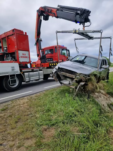 Der PKW stieß auch gegen eine Feldzufahrt | Foto: FF Waidhofen/Thaya