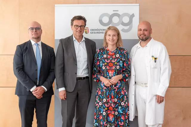 v.l.: Paul Martin Zwittag, Vorstand der Klinik für HNO-Heilkunde am KUK, Franz Harnoncourt, Vorsitzender der Geschäftsführung (GF) OÖG und GF KUK, Gesundheitsreferentin Christine Haberlander, Kostja Steiner, Ärztlicher Direktor am Klinikum Rohrbach


 | Foto: OÖG