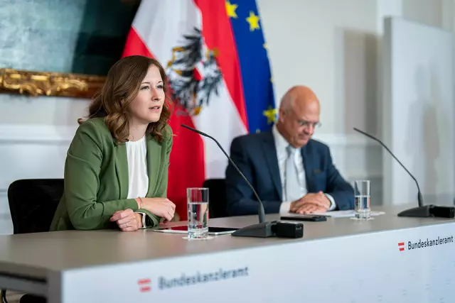 Am 10. Juni 2025 präsentierte Bundesministerin Claudia Plakolm (l.) gemeinsam mit Wolfgang Mazal (r.) vom Österreichischen Institut für Familienforschung, die Studienergebnisse zur Entwicklung der Situation der Kinder und Jugendlichen in Österreich. | Foto: BKA/Florian Schrötter