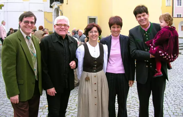  Erinnerung an das Pfarrfest 2004: Von rechts: Bürgermeister Ing. Franz Angerer mit seiner noch ganz jungen Tochter Nicoletta, Mag. Brigitte Reisinger, Pfarrgemeinderatsobfrau Eveliyn Musel, Vizebürgermeister Hans Högl und Dechant Stadtpfarrer Mag. Eduard Bachleitner. | Foto: Franz Gruber