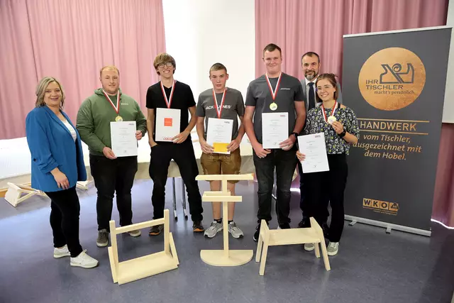 Landeslehrlingswart Claudia Hindinger, Tobias Stöbich, Till Carl, Fabian Zweimüller, Tobias Kriener, Landesinnungsmeister-Stv. Karl Mitheis und Frieda Böhme. | Foto: cityfoto