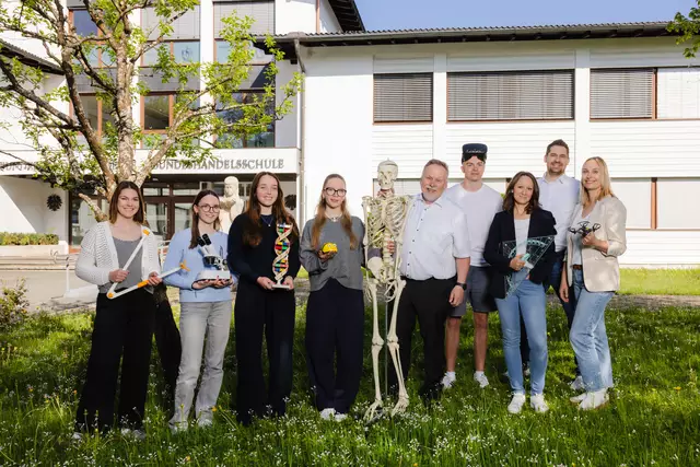 Das Team rund um MINT und Unternehmertum der Kitzbüheler HAK und HAS. | Foto: Eva Reifmüller