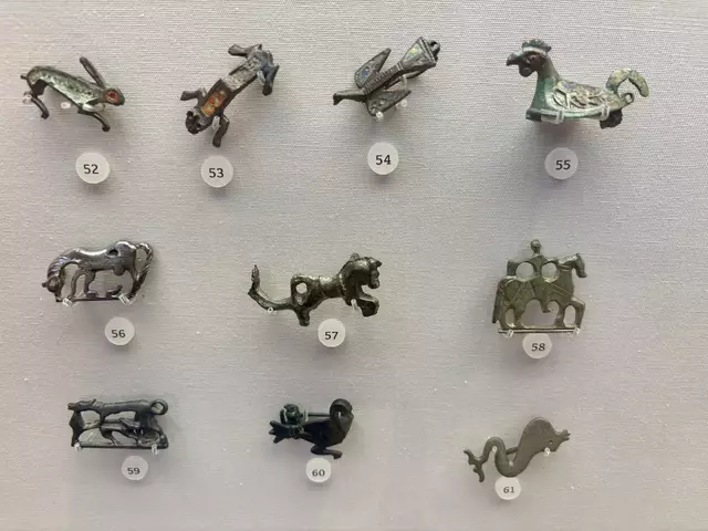 Mit solchen Fibeln, hier in Tierform, wurden die römischen Gewänder zusammengehalten. | Foto: Bachhofner
