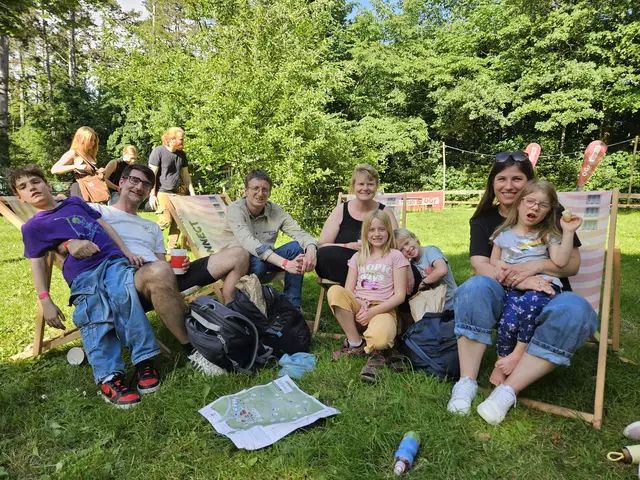"Wie im Urlaub": Felix und Thomas Hölzl mit Christian, Juliana, Frieda und Jakob Wallmann sowie Simone und Mia Hölzl im Purgstaller Schlosspark | Foto: Simon Glösl