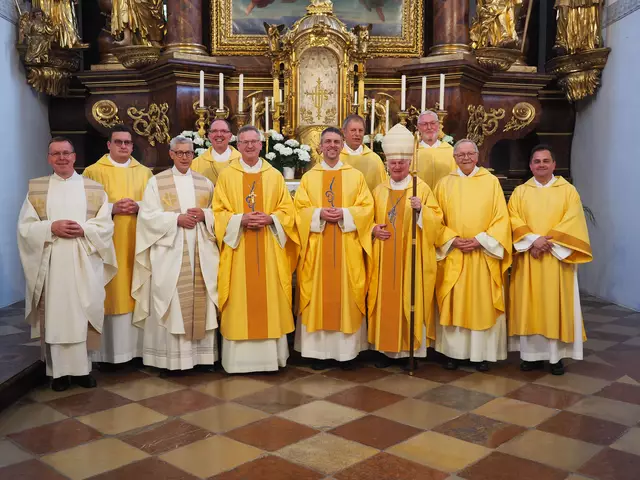 Gruppenbild mit Abt Lukas Dikany, Neupriester Ewald Nathanael Donhoffer, Bischof Manfred Scheuer und dem ehemaligen Abt Martin Felhofer sowie Konzelebranten. | Foto: Stift Schlägl