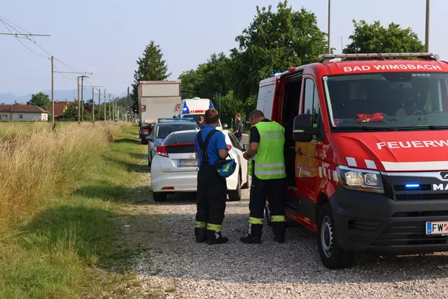 Weil der Fahrer vermutlich gesundheitliche Probleme hatte, kam er mit seinem Pkw von der Straße in Bad Wimsbach-Neydharting ab und geriet in den Gleisbereich der Lokalbahn. | Foto: laumat.at