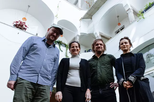 Von links: Joachim Werner (Musiker), Iris Mayr (Hp23), David Bösch und Bianca Stummer (Ausstattung).

  | Foto: Landestheater Linz
