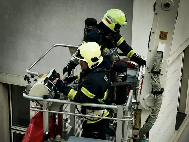 Bei dem zweiten Szenario erfolgte die Menschenrettung über die Teleskopmastbühne.  | Foto: FF Klosterneuburg