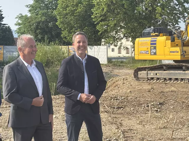 Bürgermeister Wolfgang Wagner und Thomas Maierhofer von Salzburg Wohnbau. | Foto: Simon Haslauer