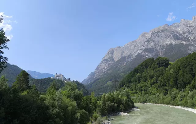 Brücke über der Salzach mit Blick auf die Burg Hohenwerfen  | Foto: Martina Laserer 