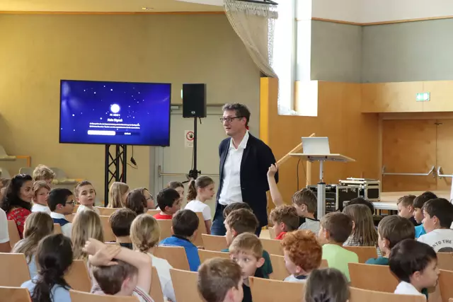 Bei der Siegerehrung im Turnsaal der VS Reith i. A. erklärte Andrä Stigger vom Klimabündnis Tirol, warum Fahrradfahren nicht nur gut für die Gesundheit, sondern auch für die Umwelt ist. | Foto: Nimpf