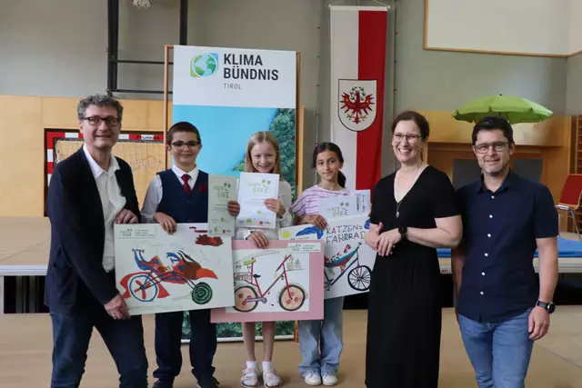 Das sind die drei besten Fantasieräder aus dem Bezirk Kufstein: der "Speedadler" von Matteo (Platz 2, VS Kramsach), das "Backrad" von Martina (Platz 1, VS Reith i. A.) und das "Katzenbike" von Mariam (Platz 3, VS Kufstein Zell) v.l. | Foto: Nimpf
