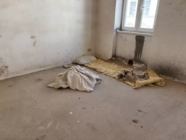 Im Dachgeschoss scheinen hausfremde Personen ihr Lager aufgeschlagen zu haben. | Foto: zVg