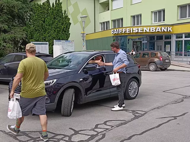 Christian Fischer Bürgermeister gratulierte auch den autofahrenden Familienvätern. | Foto: St. Veit