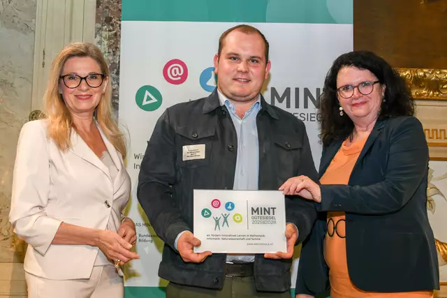 Ulrich Hinterdorfer von der MS Pabneukirchen mit Klimatologin Christa Kummer-Hofbauer (links) und Sektionschefin im BMBWF Doris Wagner. Die Mittelschule Pabneukirchen wurde bei einer feierlichen Zeremonie in Wien im Haus der Industrie mit dem angesehenen MINT-Gütesiegel ausgezeichnet.  | Foto: Markus Prantl