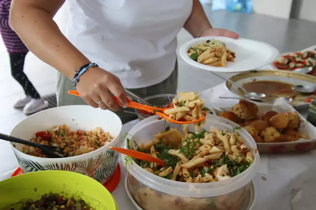 Hilfsbereite Nachbarn brachten Salate und andere Beilagen fürs Büffet mit. | Foto: Martin Wurglits