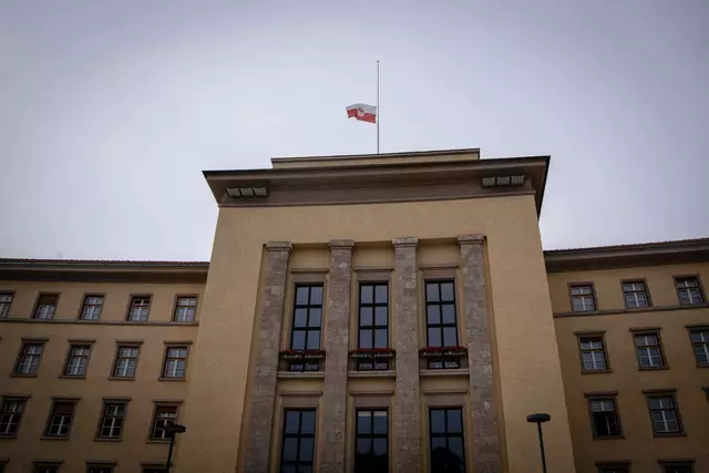 Nach dem Amoklauf in Graz setzt das Land Tirol die Maßnahmen der Staatstrauer um. Die Beflaggung am Dach des Landhauses ist auf Halbmast, ebenso erfolgt die Halbmastbeflaggung bzw. Beflaggung mit Trauerflor bei Bundes-, Landes- und Gemeindegebäuden in Tirol. Österreichweit und somit auch in Tirol wird am 11.6. um 10 Uhr eine Gedenkminute abgehalten.  | Foto: Land Tirol