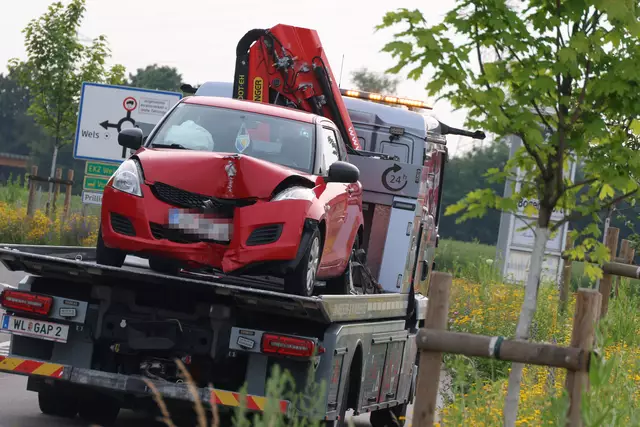 Roter Suzuki kracht nach Crash mit einem anderen Pkw auf der Oberfeldstraße in Wels-Vogelweide gegen einen Baum. | Foto: laumat.at