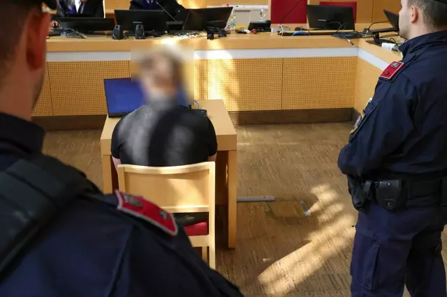 15 Jahre Haft und Einweisung in ein forensisch-therapeutisches Zentrum – so das Urteil gegen einen 27-Jährigen, der einem Mitbewohner Ende 2024 eine Heugabel in die Brust gerammt hatte. | Foto: laumat/Matthias Lauber