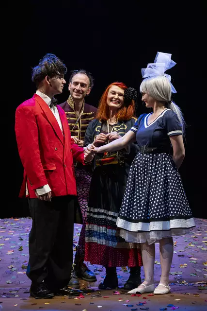 Ende gut alles gut: Zwei Königskinder (Adrian Stowasser als Leonce und Victoria Hillisch als Lena) geben einander das Ja-Wort, vor den Augen von Valerio Thomas Marchart und Gouvernante Christina Saginth | Foto: Bettina Frenzel