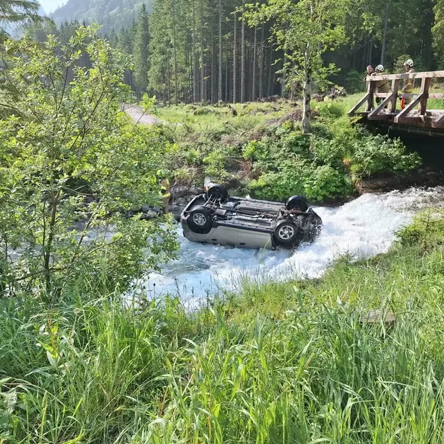  Laut seinen Angaben ereignete sich der Unfall um kurz nach sieben Uhr, nachdem er aufgrund überhöhter Geschwindigkeit die Kontrolle über das Fahrzeug verloren hatte. In der Folge stürzte der Pkw in das angrenzende Bachbett.  Der Lenker konnte sich selbständig aus dem Fahrzeug befreien und begab sich nach Hause. | Foto: Freiwillige Feuerwehr Bad Gastein