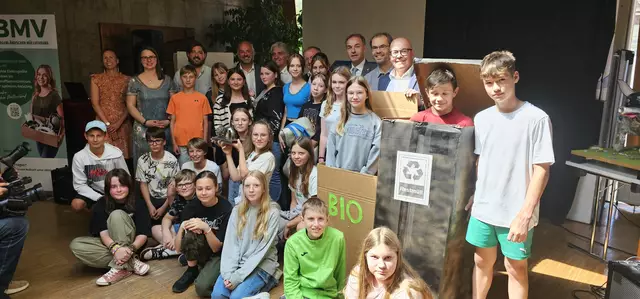 Die Schülerinnen und Schüler des BRG Mattersburg nahmen den Goldenen Mistkäfer 2025 für ihr Projekt zur Müllvermeidung entgegen.  | Foto: Burgenländischer Müllverband