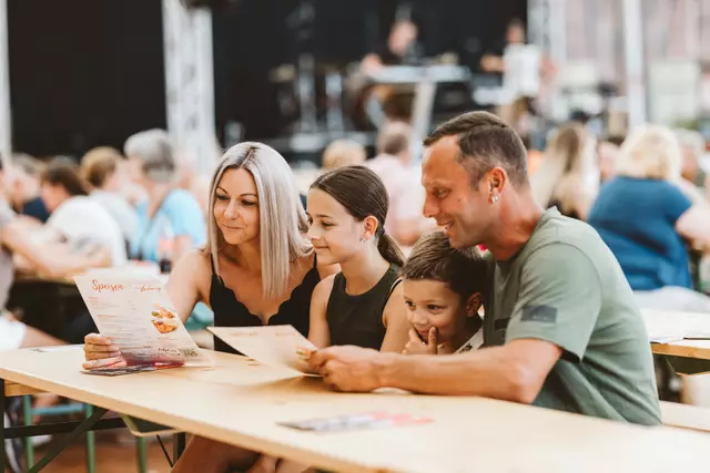 "Auf zum Volksfest": Am Messegelände in Wieselburg werden von 25. bis 29. Juni Genuss, Musik und Unterhaltung für Groß und Klein geboten. | Foto: Michael Schafranek/Messe Wieselburg
