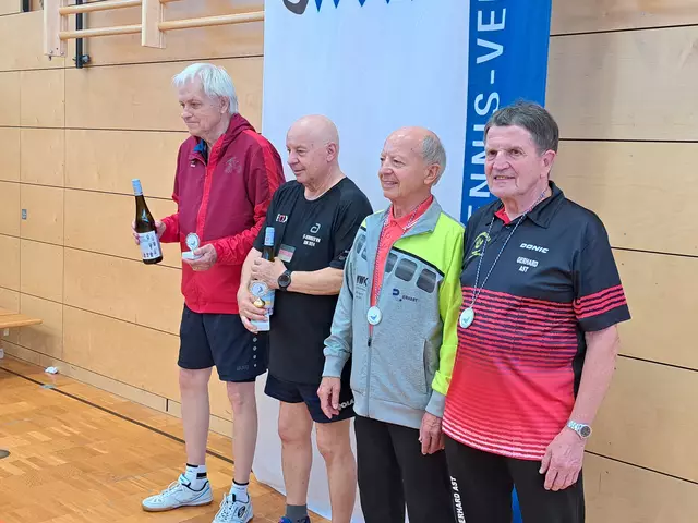 Die Platzierten im Senioren Einzel 75+mit Gerhard Ast ganz rechts