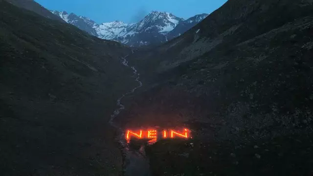 In Pfunds wurde ein spezielles Bergfeuer entzündet. | Foto: Florian Kern