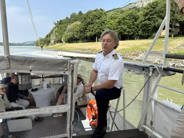 Kapitän Markus Haider erzählt über sein Boot und die Tour.  | Foto: Bachhofner