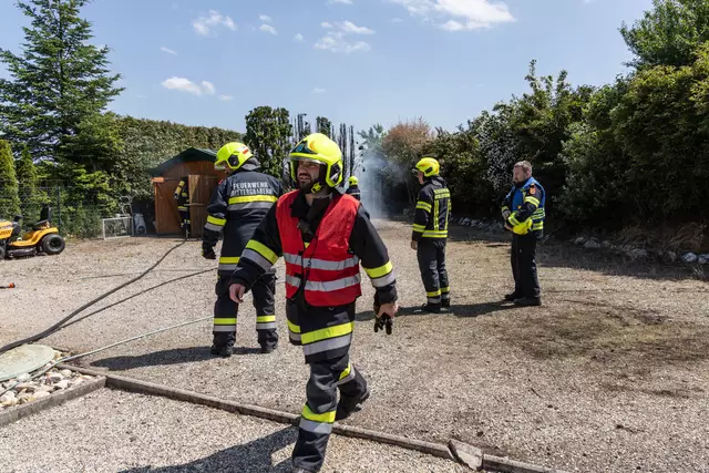 Das schnelle Handeln verhinderte Schlimmeres – der Rasenmähertraktor konnte gerettet werden. | Foto: BFKDO Hollabrunn