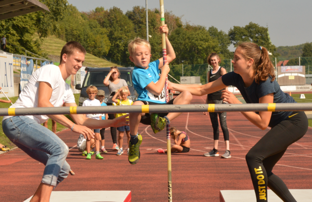 Gemeinsam neue Sportarten entdecken: Beim Kinder-Zehnkampf werden die jungen Wettkämpfer von erfahrenen Leichtathleten betreut.  | Foto: R. Werthner