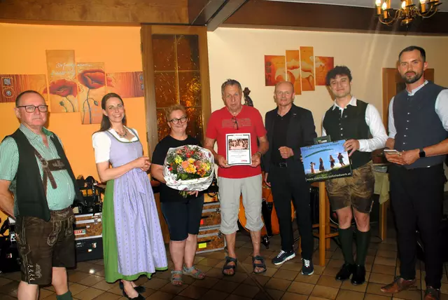 Der Gasthof Marija und Karl Schuster in Arnwiesen bei Gleisdorf bekamen  die Urkunde " Musikantenfreundliche Gaststätte " von der Wirtschaftskammer überreicht 