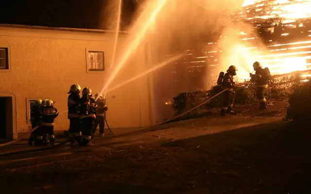 Die Feuerwehrleute versuchten das Wohnhaus zu schützen - mit Erfolg. | Foto: Thomas Zeiler