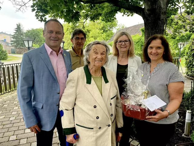 Bürgermeister Thomas, Sohn Franz Loderer, Tochter Brigitte Glatzer und Stadträtin Eva Lotz gratulierten der Grande Dame der Kulinarik | Foto: Stadtgemeinde Fischamend